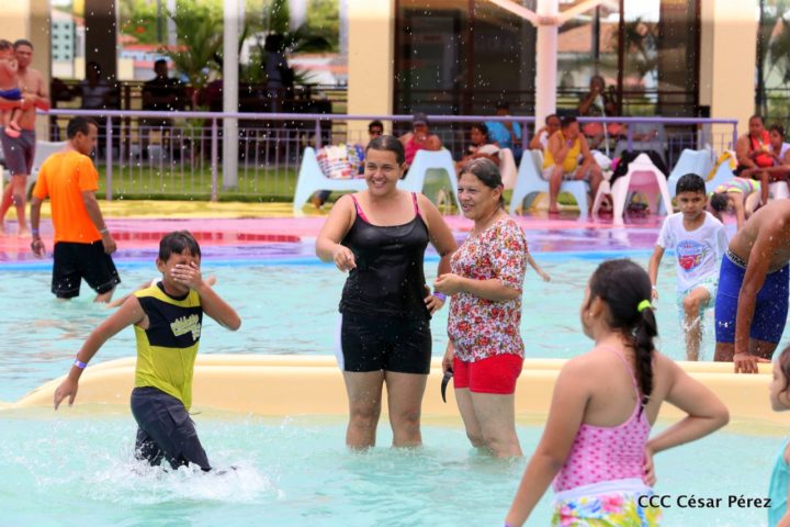 Familias asisten al parque acuáticos en los días feriados por fiestas patrias