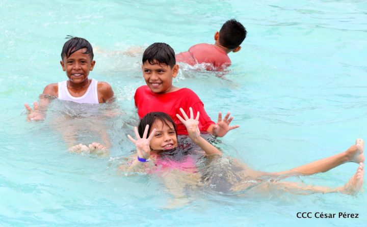Familias asisten al parque acuáticos en los días feriados por fiestas patrias