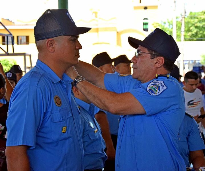 Policía Nacional de Chinandega asciende en grados a sus oficiales