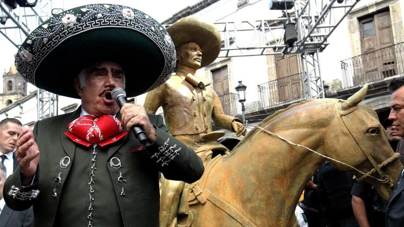 Vicente Fernández canta durante la inauguración de una estatua en Guadalajara, Jalisco, México, el 6 de octubre de 2019. Ulises RUIZ / AFP