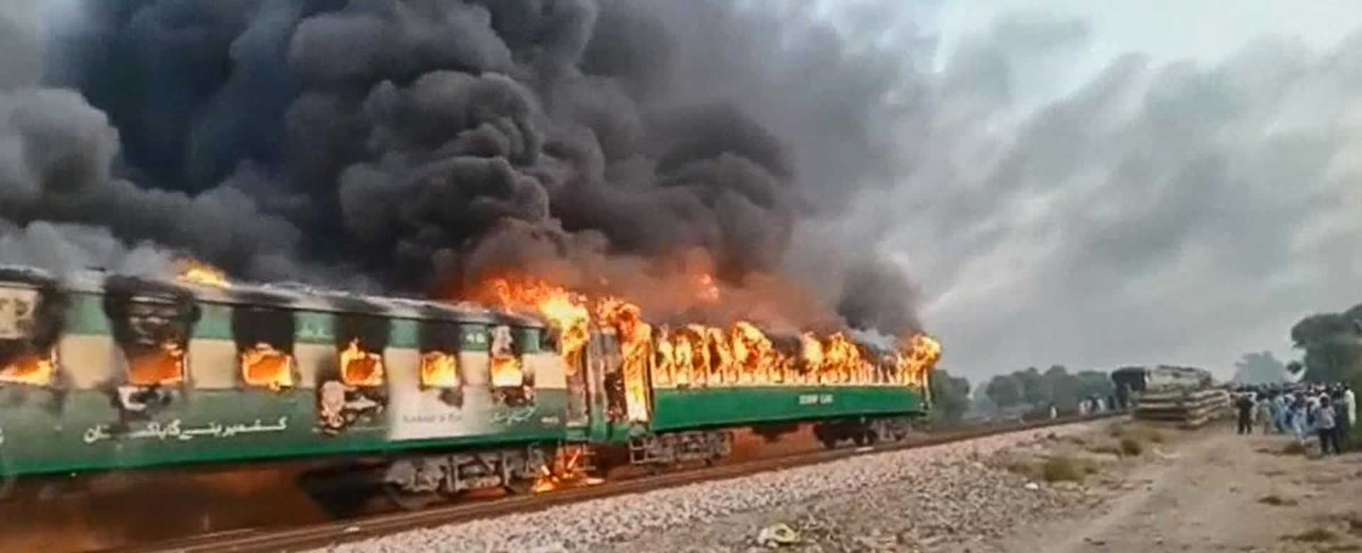 Explosión de un tren en Pakistán deja más de 70 muertos