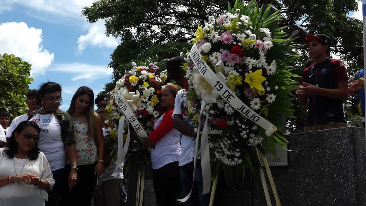Familia Sandinista depositan ofrendas florales a los héroes de Raití-Bocay