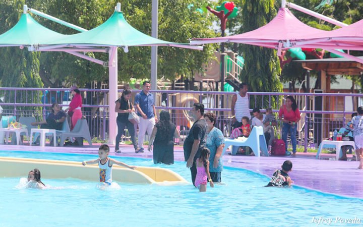 Familias capitalinas despiden su fin de semana en el Parque Acuático