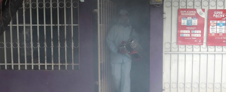 Habitantes del barrio Joaquín Chamorro reciben brigada de fumigación