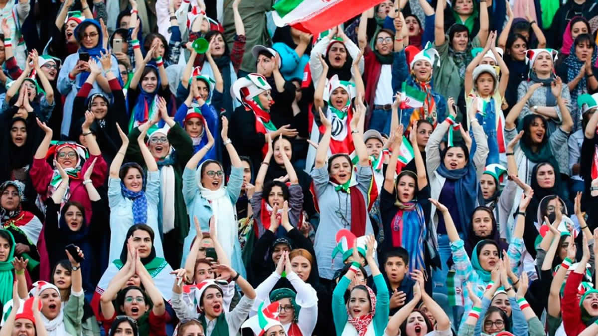 Irán: Mujeres asisten por primer vez en 40 años a un partido de fútbol