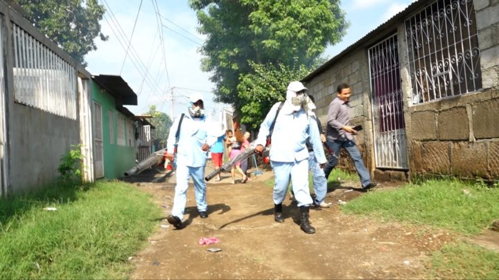 MINSA realiza eliminación de zancudos en el barrio René Cisneros