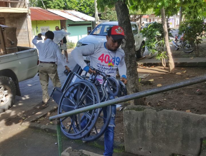 Realizan entrega de sillas de ruedas a personas con discapacidad en León 