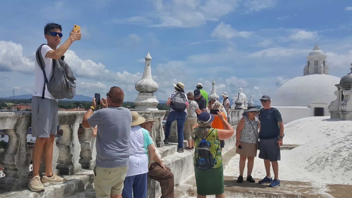 Turista extranjeros del Crucero Volendam visitan la Ciudad de León