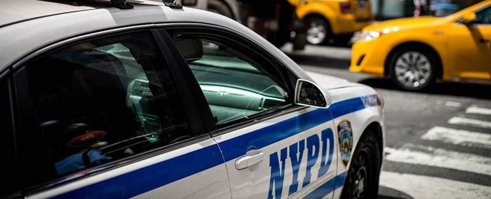 Vendedor con trastornos psiquiátricos golpea a un policía, Nueva York