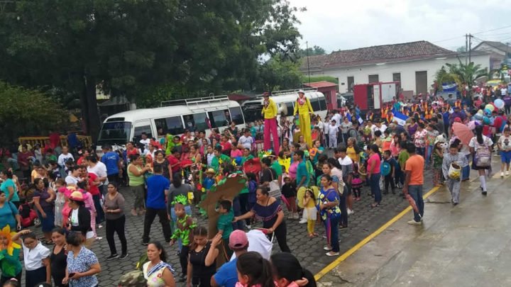 Las familias de Masatepe se sumaron al Carnaval Ambiental 'Mi Municipio Limpio' que promueve la alcaldía en aras de fomentar el cuido del medio ambiente.