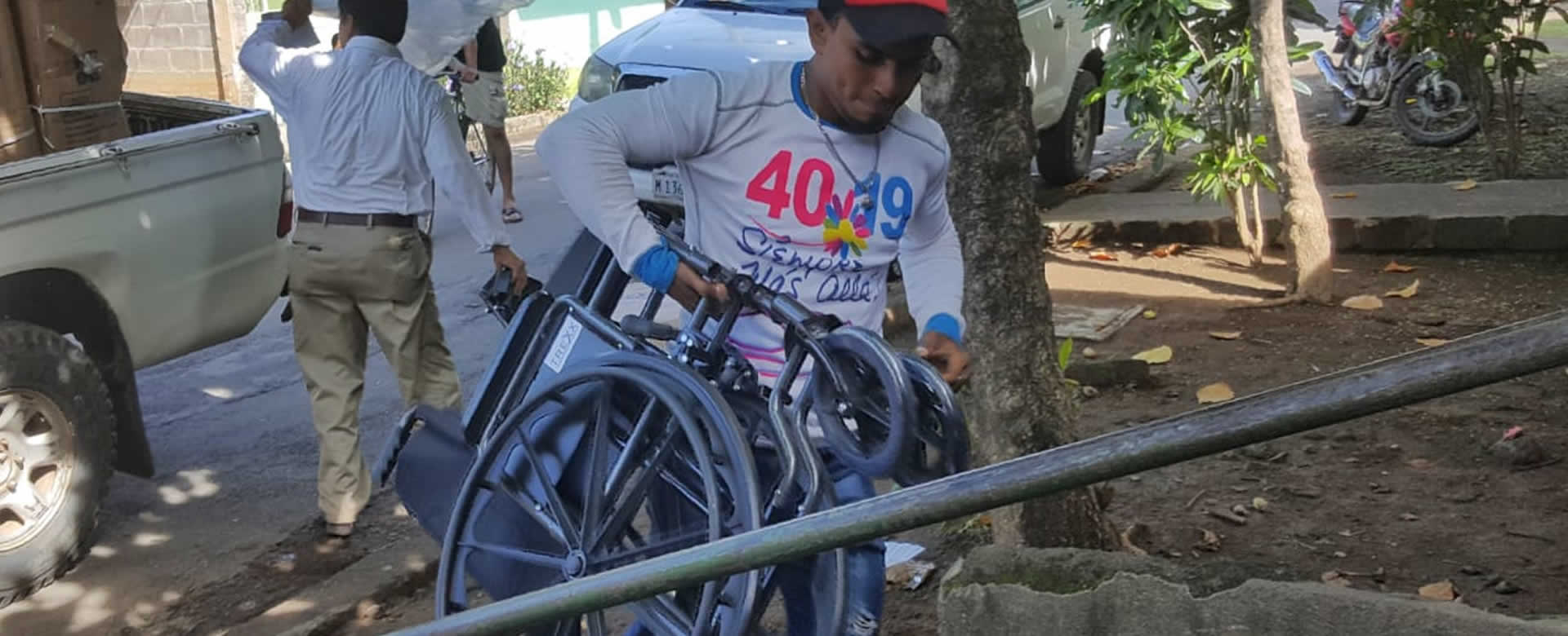 Entregan sillas de rueda a personas con discapacidad de Managua