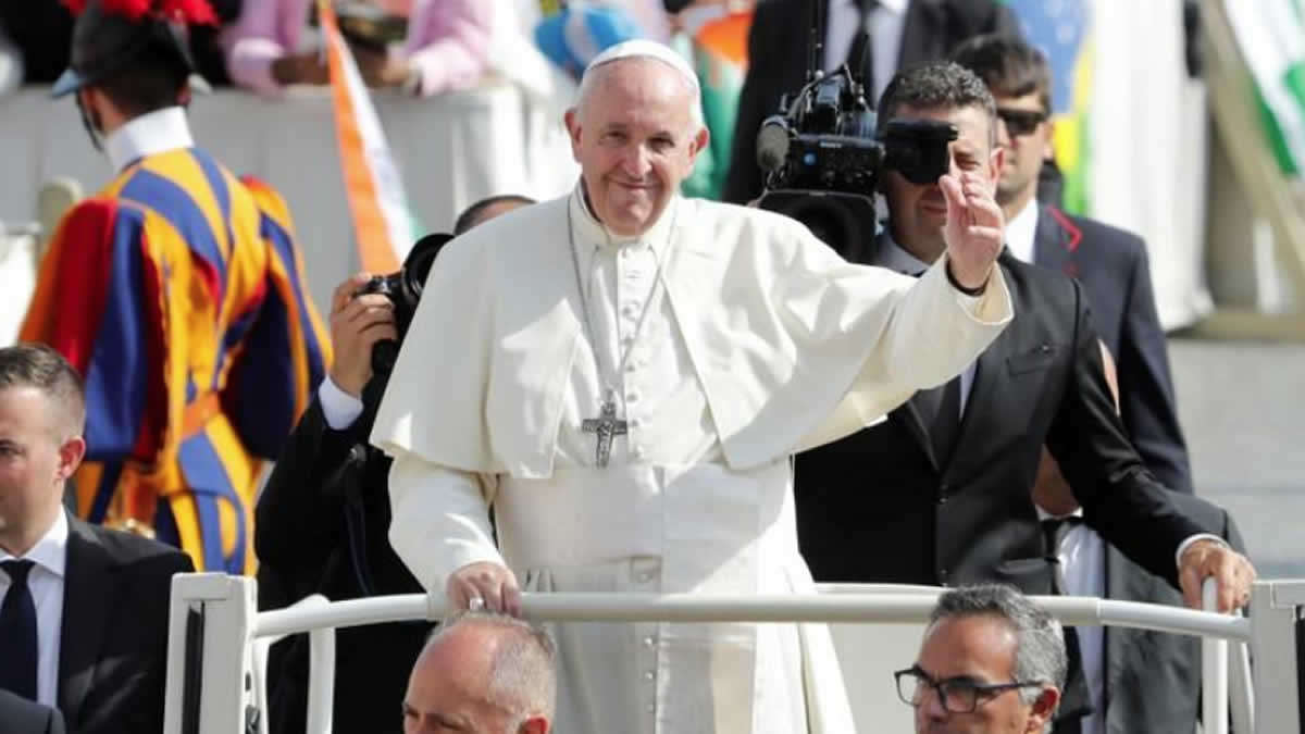 Papa Francisco "bendice" por error a un equipo de fútbol americano