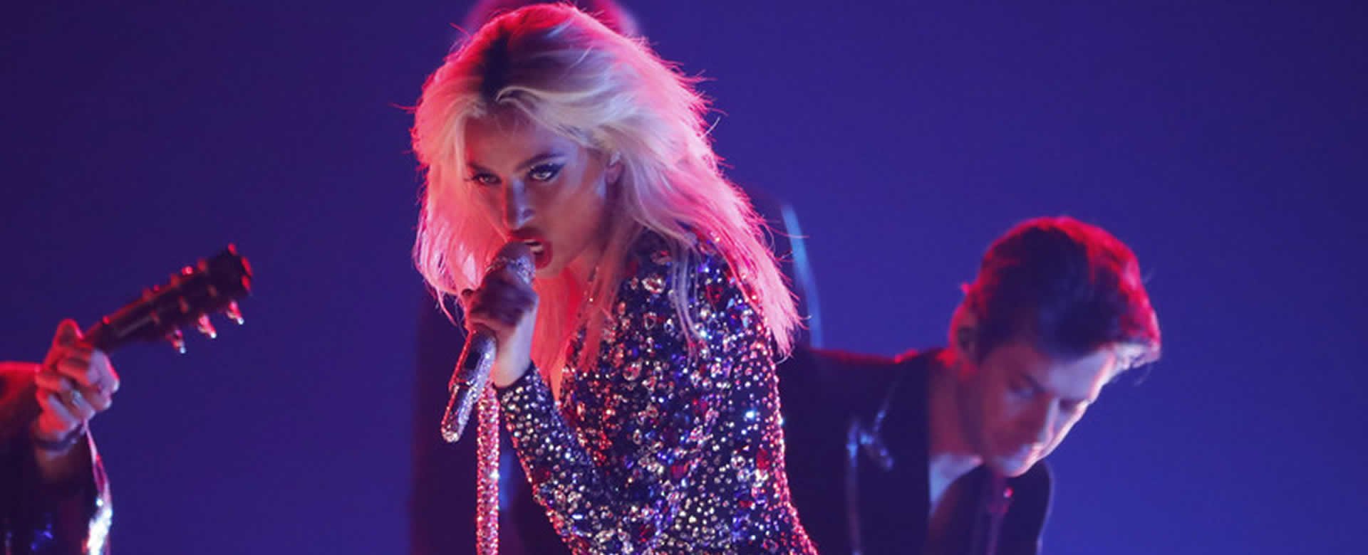Lady Gaga sufre una caída desde el escenario mientras bailaba con un fan