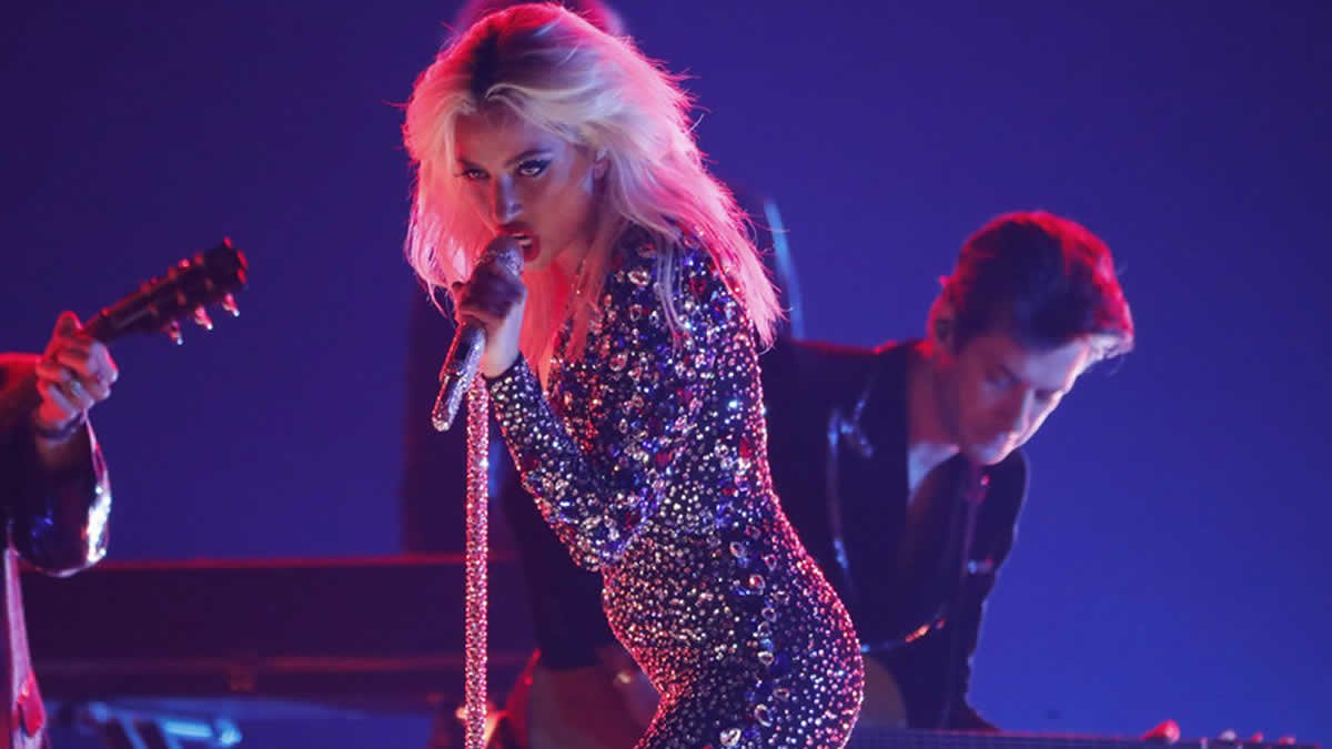 Lady Gaga sufre una caída desde el escenario mientras bailaba con un fan