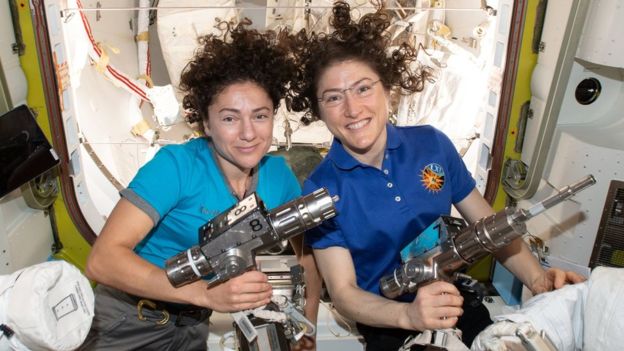mujeres caminata espacial