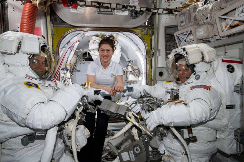 Por primera vez, dos mujeres realizan caminata espacial