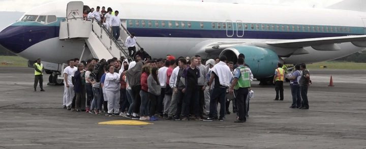 Arriban 113 nicaragüenses deportados de Estados Unidos