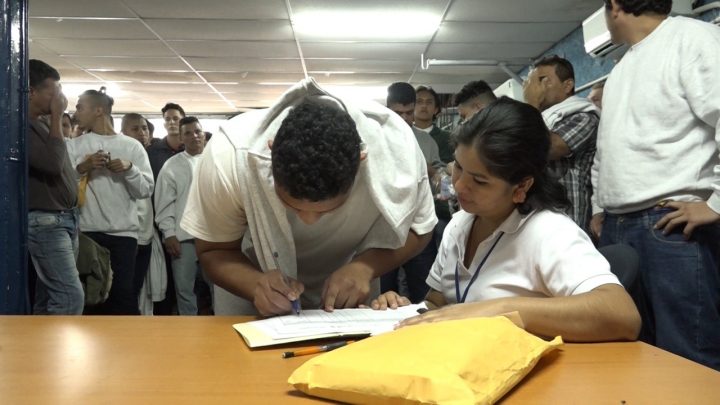 Arriban 113 nicaragüenses deportados de Estados Unidos 