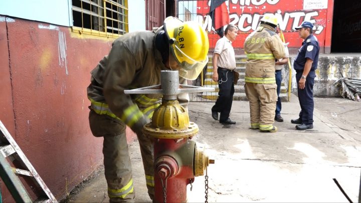 Bomberos verifican hidrantes en el mercado Roberto Huembes