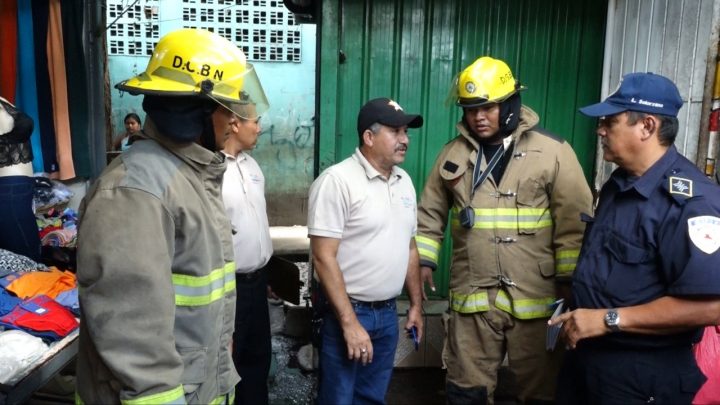 Bomberos verifican hidrantes en el mercado Roberto Huembes