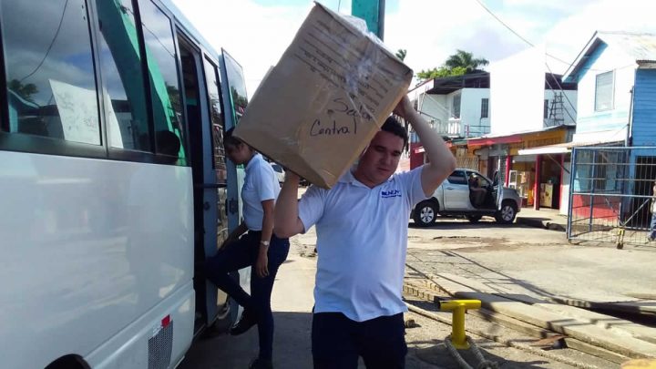 Brigada médica llega Rama Cay para desparasitar y regalar juguetes