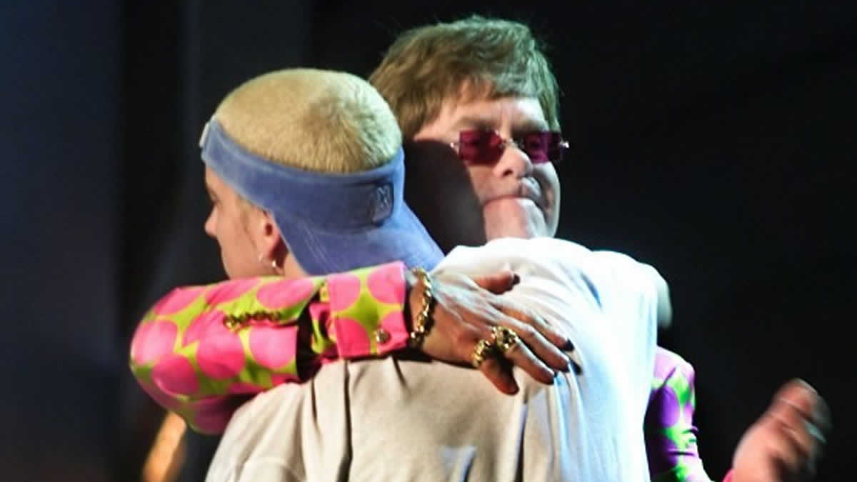 Eminem sale de la adicción de drogas por Elton John