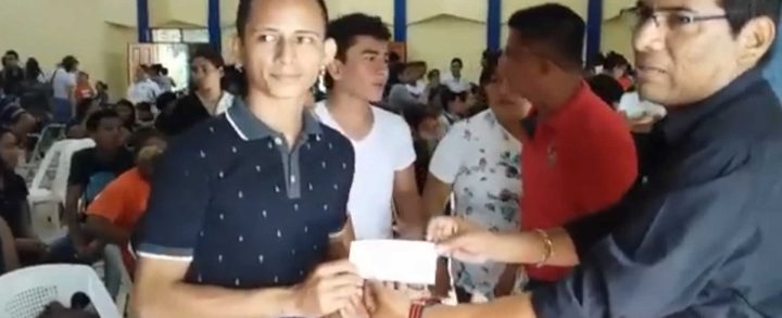 Juigalpa: Estudiantes reciben bono al concluir sus estudios con éxito
