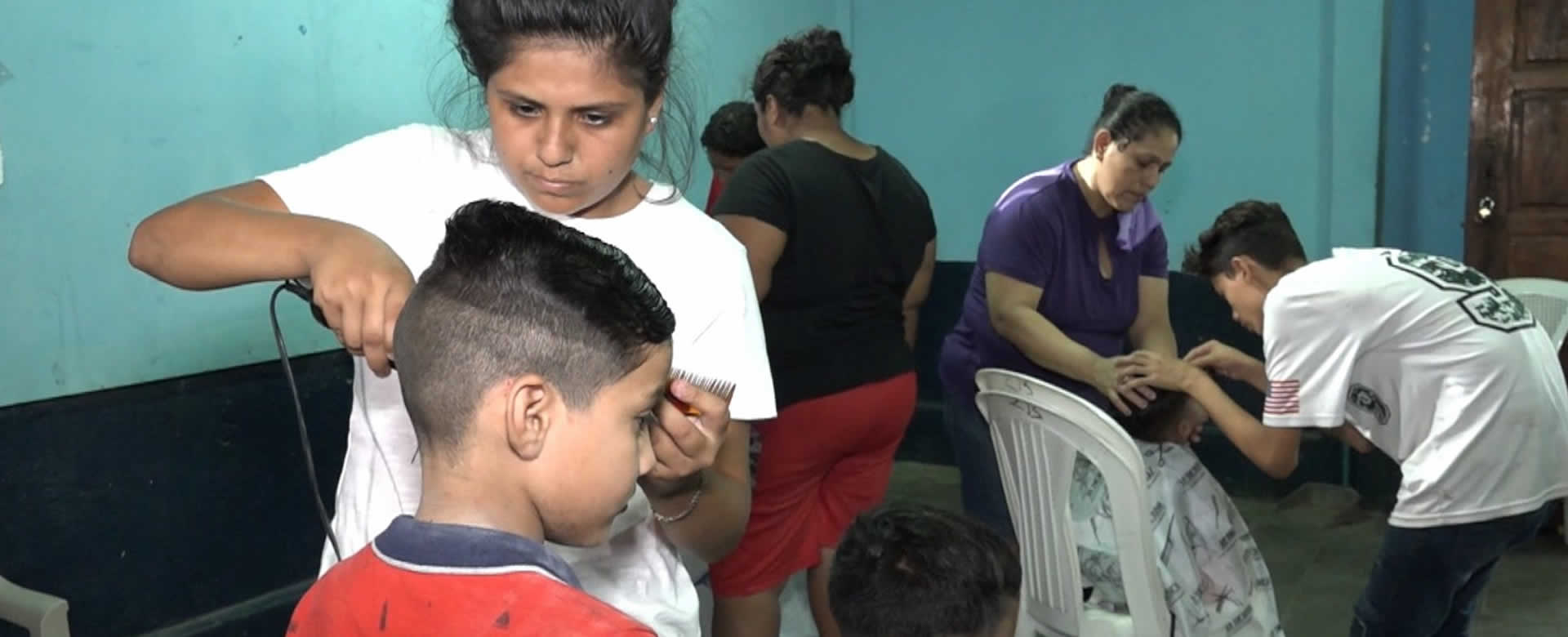 Jóvenes realizan Día de Barbería en barrio Las Torres, Managua