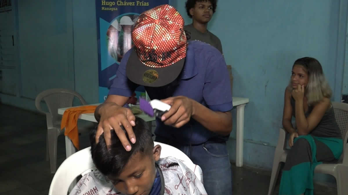 Jóvenes realizan Día de Barbería en barrio Las Torres, Managua