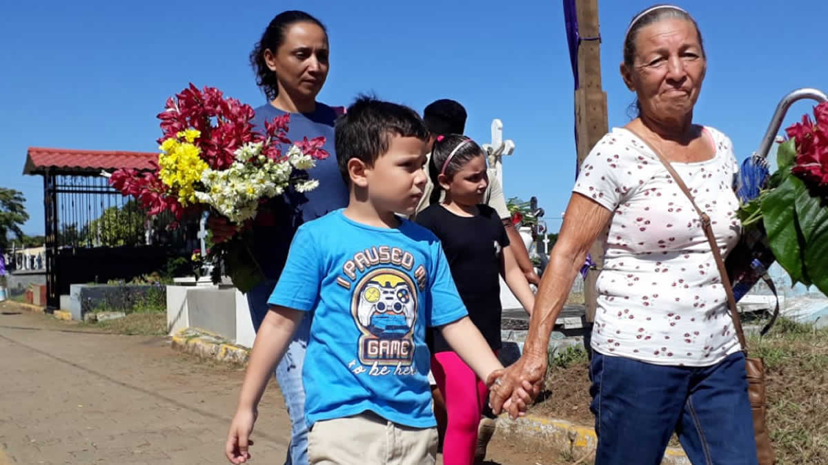 Managua: Familias visitan a sus fallecidos en el Día de los Muertos