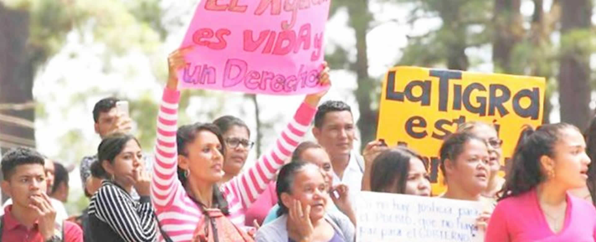 Protestan por defender el derecho al agua y policía hondureña los reprime