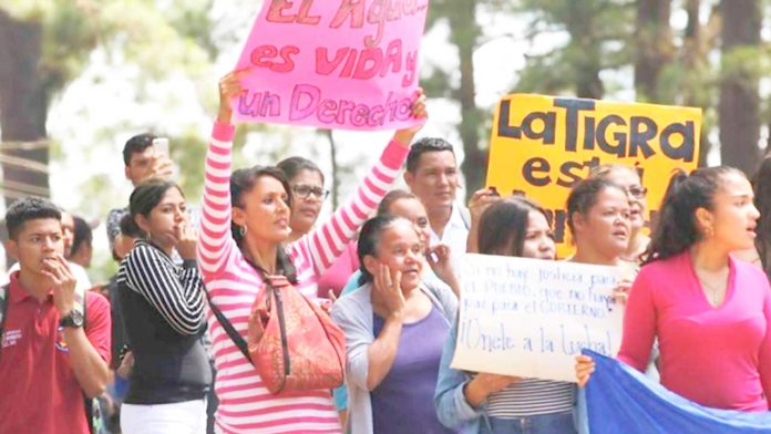Protestan por defender el derecho al agua y policía hondureña los reprime 