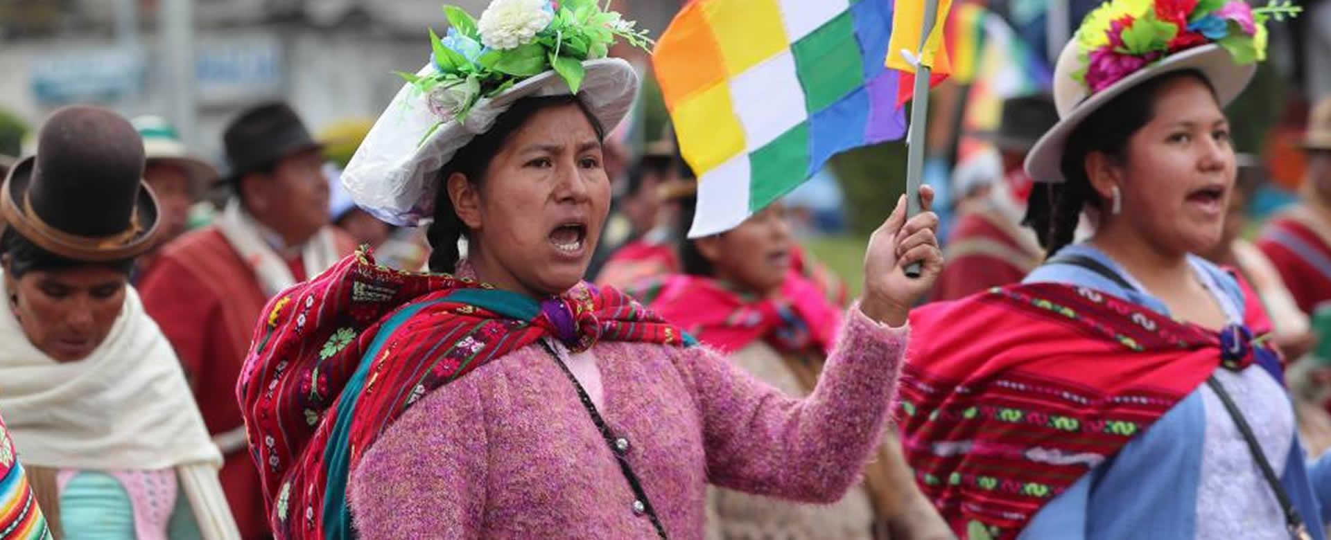 Realizan marcha contra opositores bolivianos que agredieron a mujeres