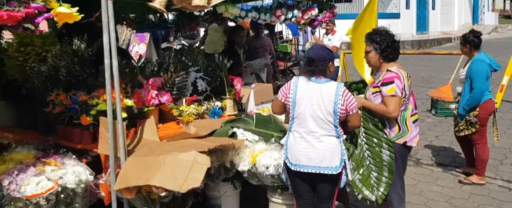 Rivenses participan en la Feria de Flores por el Día de los Difuntos