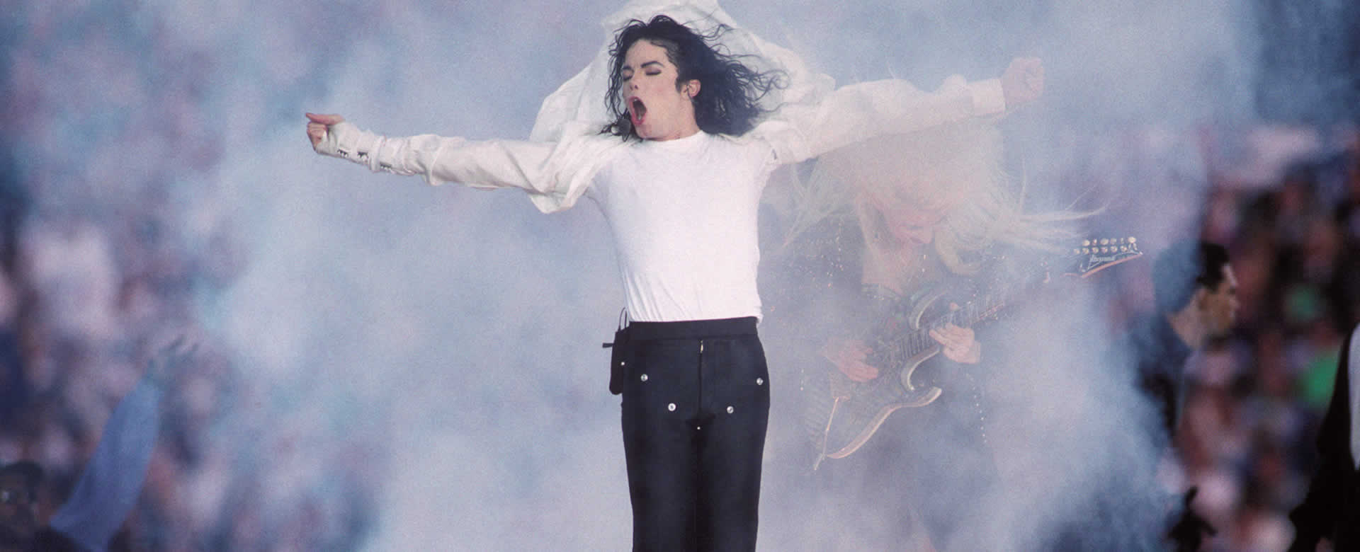 Subastan calcetines de la primera “caminata lunar” de Michael Jackson