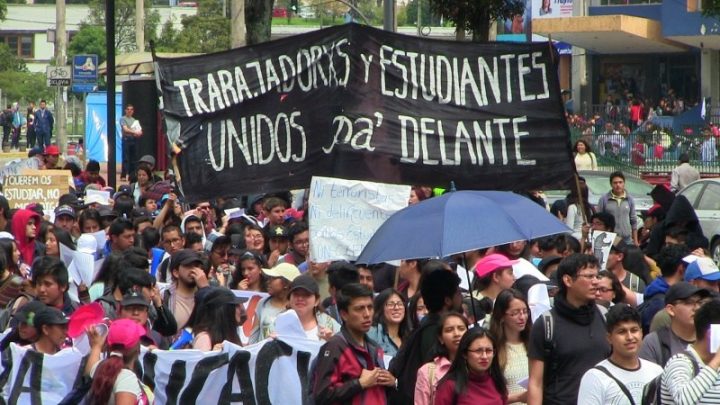 Universitarios de Ecuador marchan en defensa de la educación 