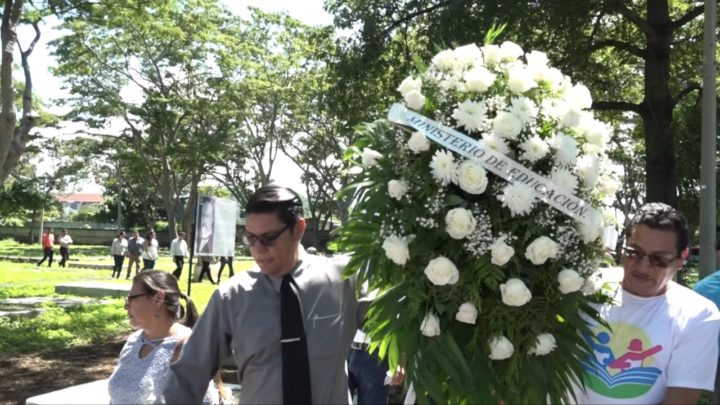 Homenaje y ofrendas florales a grandes maestros fallecidos