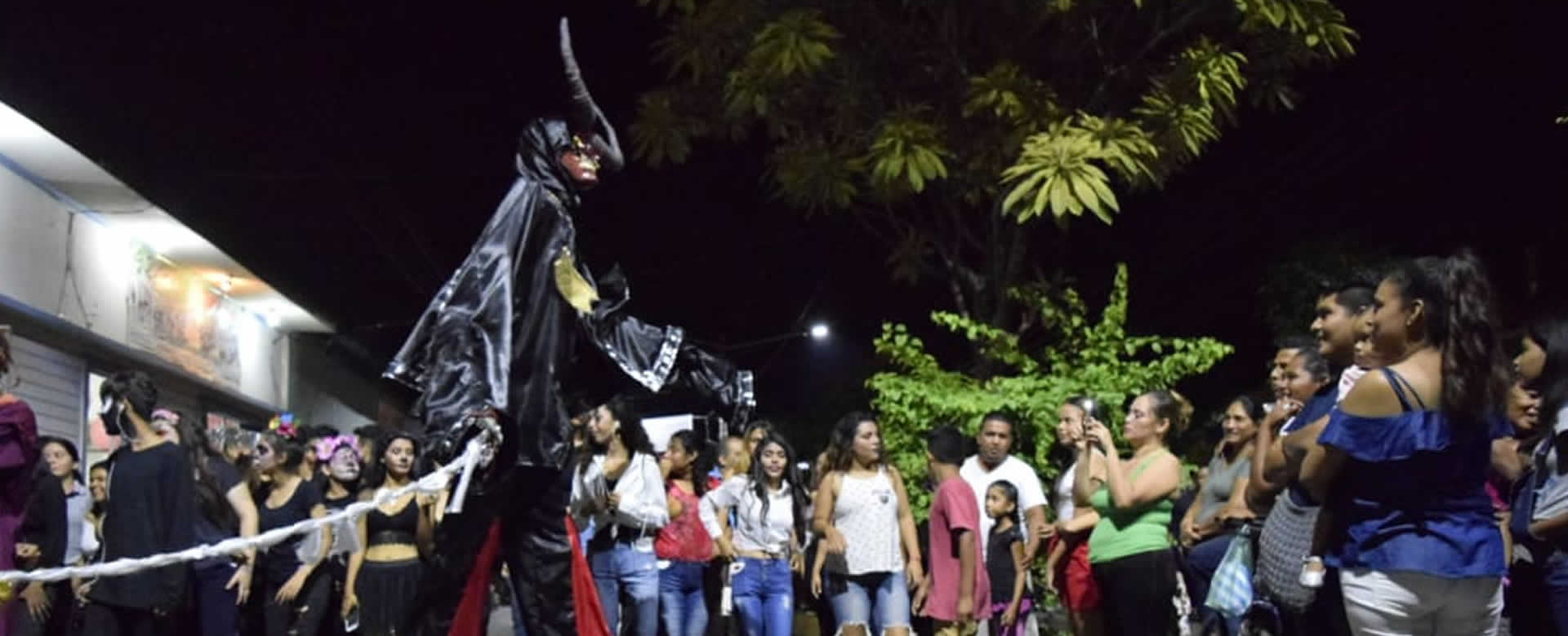 Familias de León disfrutan del XVII Carnaval de Mitos y Leyendas