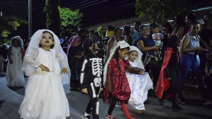 Familias de León disfrutan del XVII Carnaval de Mitos y Leyendas 