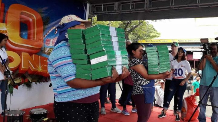 Lotería Nacional desarrolla el sorteo navideño en el Mercado Huembes 