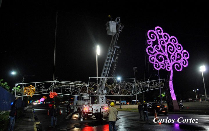 Rotondas y avenidas de Managua llenas de luces y colores en la navidad