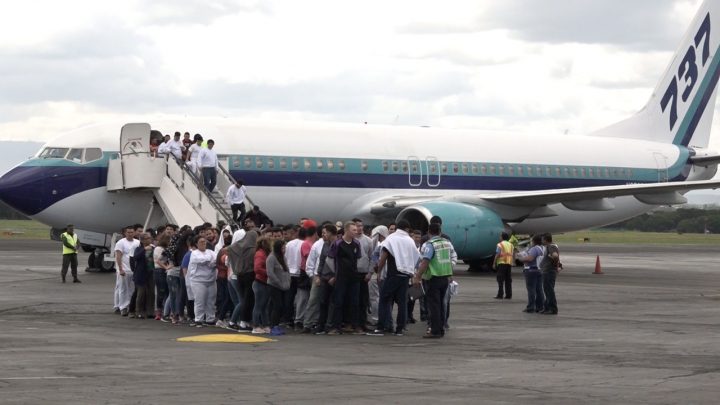 Arriban 113 nicaragüenses deportados de Estados Unidos 