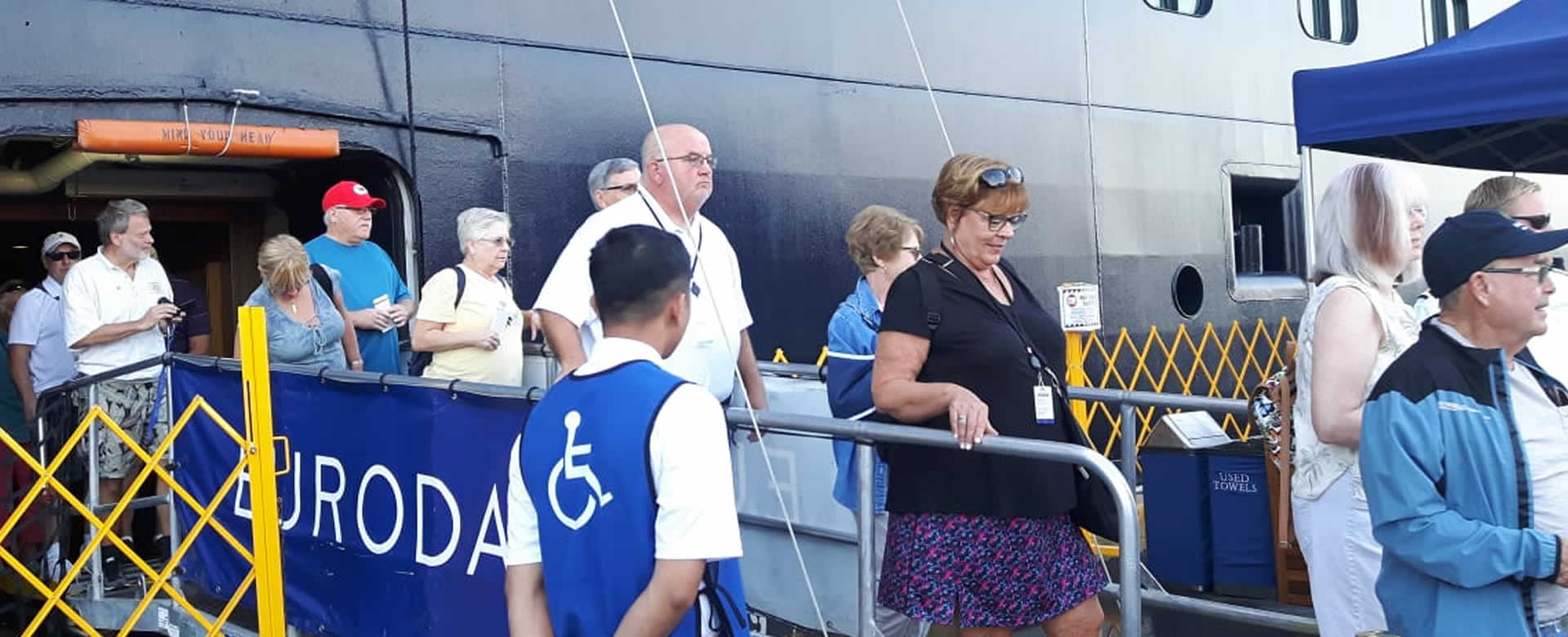Turistas a bordo del Crucero Eurodam desembarcan en Puerto Corinto