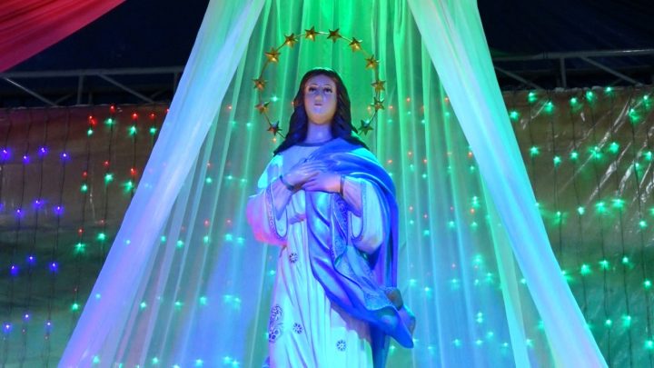Altares a la Virgen María atrae a nicaragüenses en la Avenida Bolívar