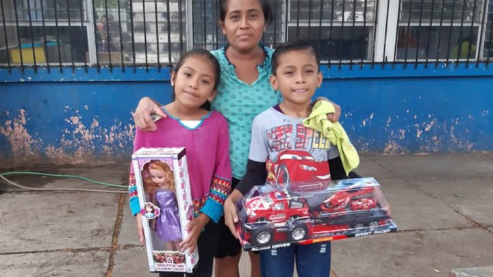 Niños de Madriz reciben juguetes como estímulo al concluir estudios