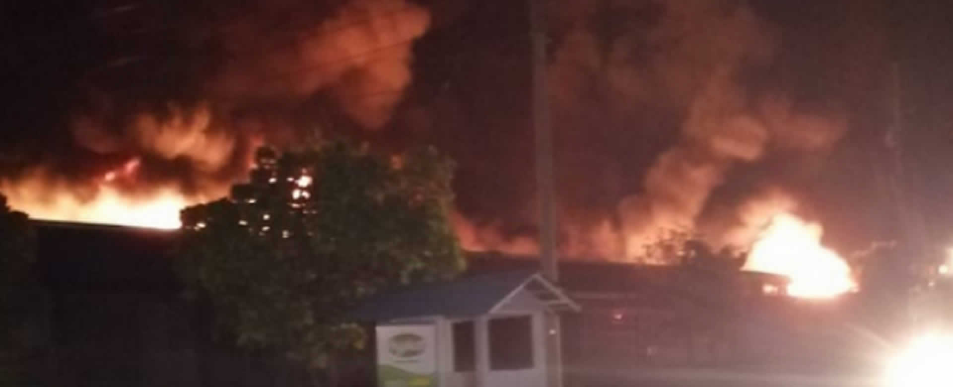 Voraz incendio consume 4 bodegas de Zona Franca en Managua