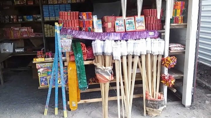 Comerciantes preparados para sus ventas de pólvora en Jinotega