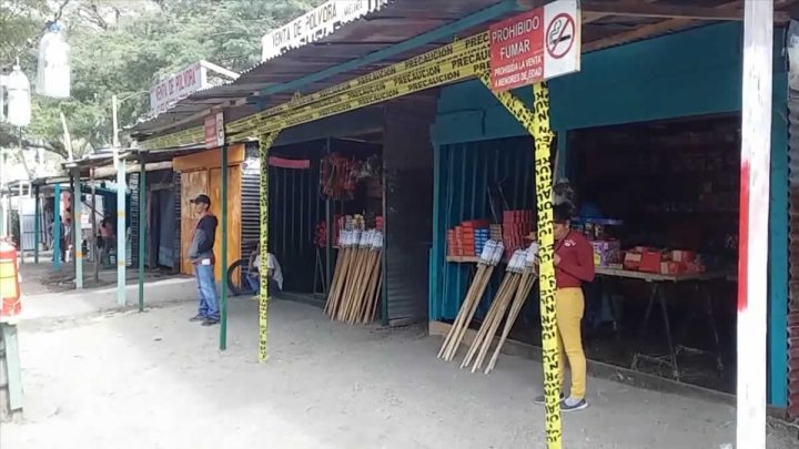 Comerciantes preparados para sus ventas de pólvora en Jinotega