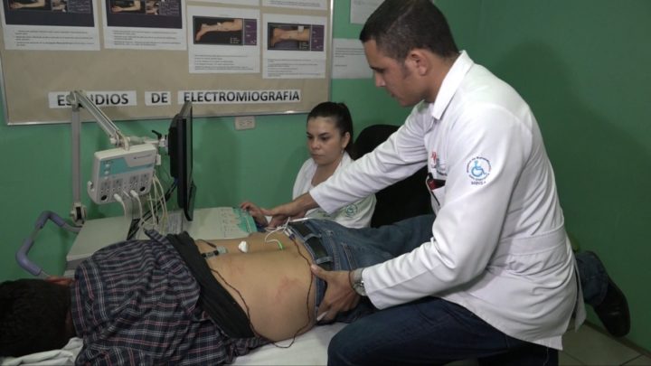 Nicaragüenses reciben exámenes de electromiografías gratuitos 