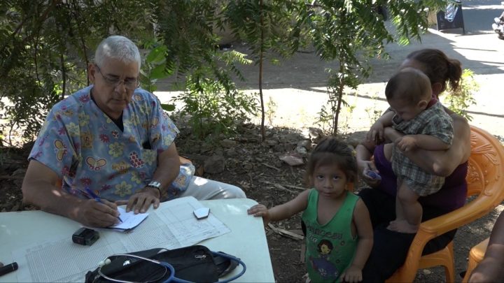 Familias del Barrio Jonathan González reciben Feria de Salud